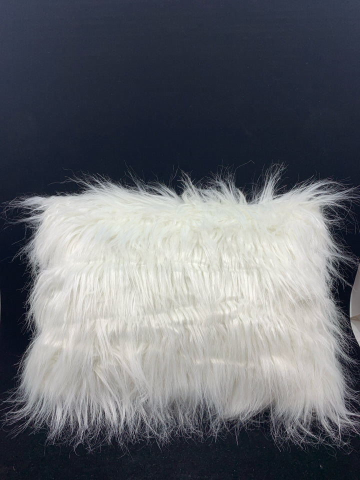 WHITE RECTANGLE FAUX FUR PILLOW.