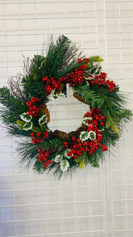 FAUX WREATH W PIP AND HOLLY.