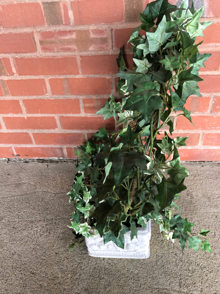 FAUX IVY CIRCLE TOPIARY DECOR IN FAUX STONE PLANTER.