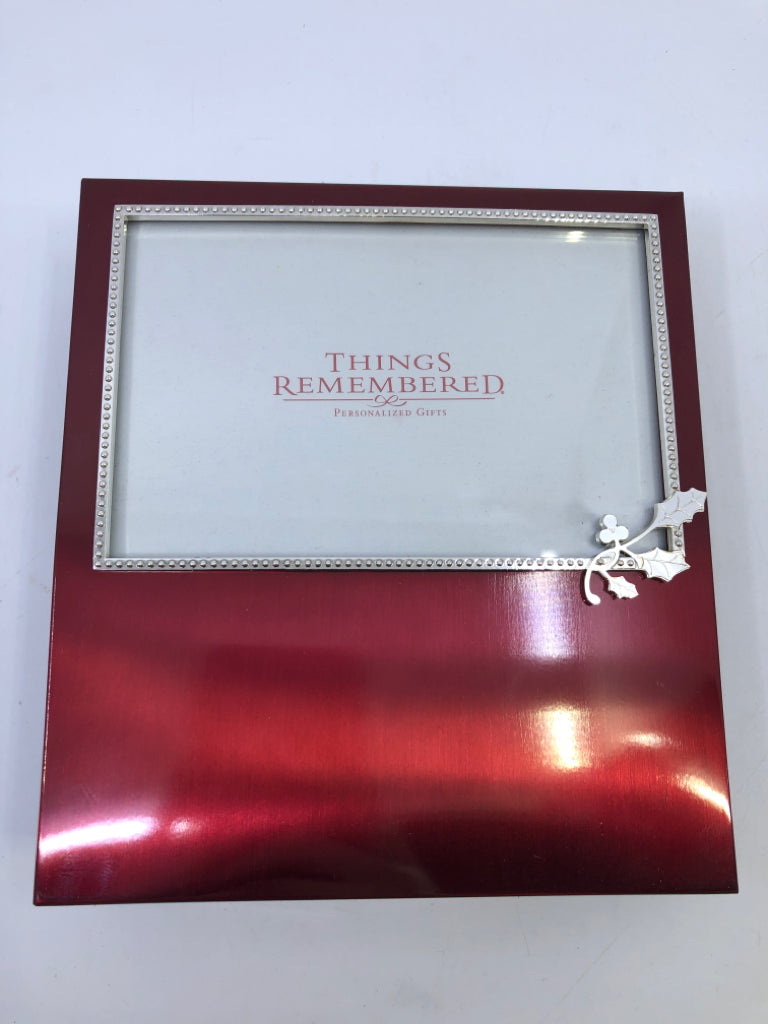 RED HOLIDAY PICTURE ALBUM.
