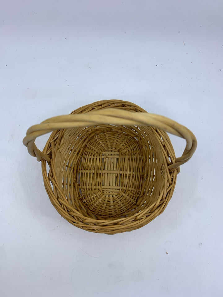 OVAL WOVEN BASKET W SINGLE HANDLE.