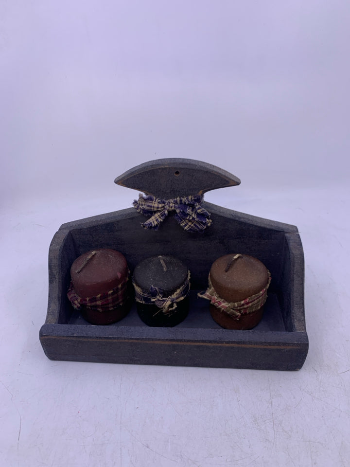 BLUE PIANTED WOOD HOLDER W/ 3 CANDLES.