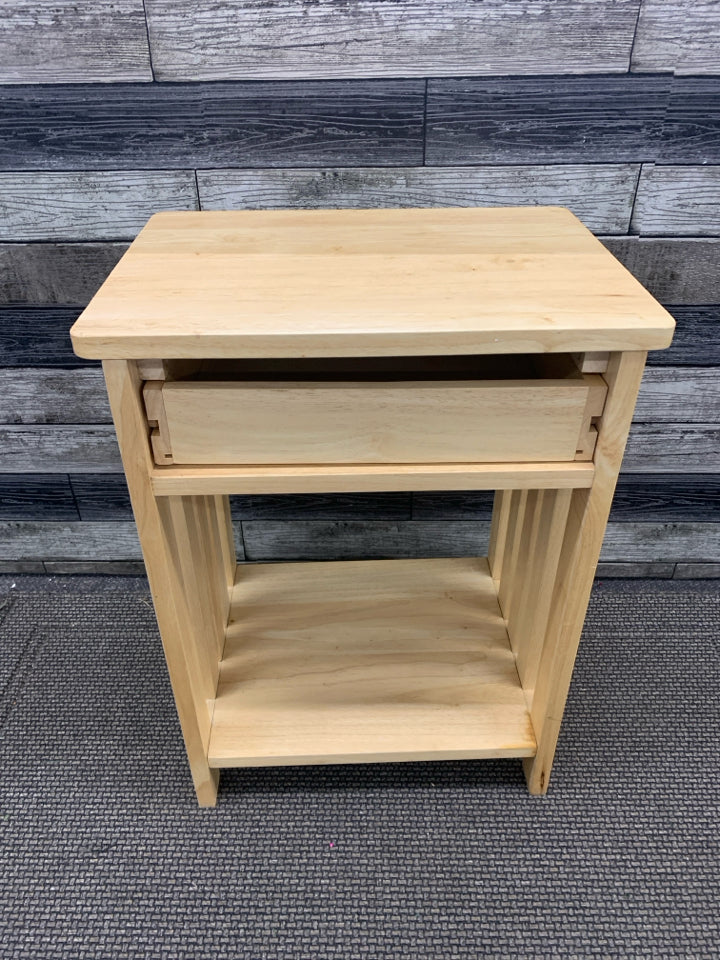 BLONDE WOOD END TABLE W/DRAWER.