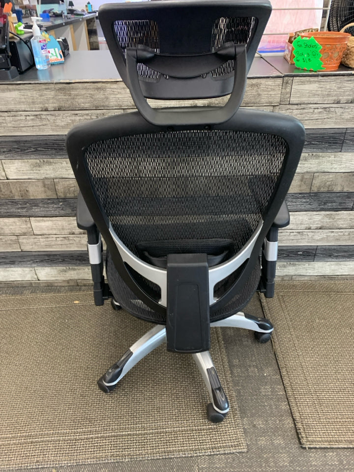 BLACK OFFICE CHAIR.