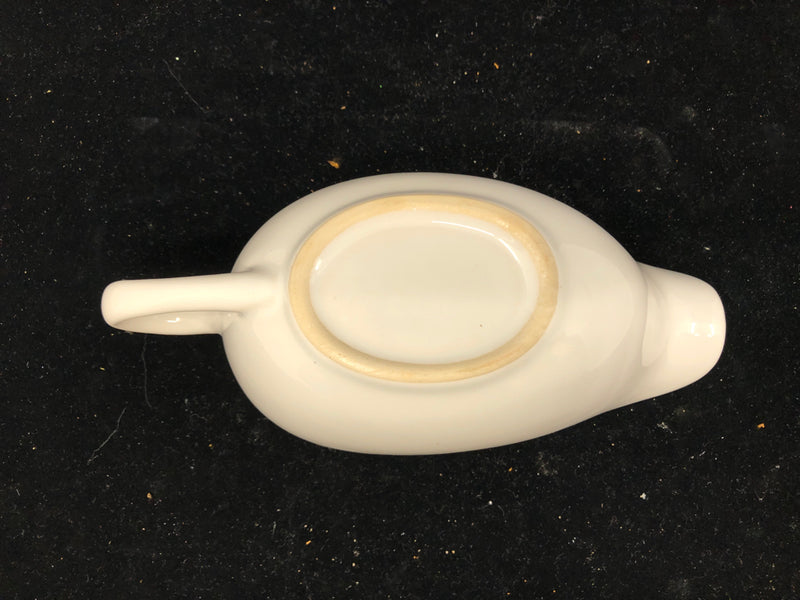 WHITE CERAMIC GRAVY BOAT AND PLATE.