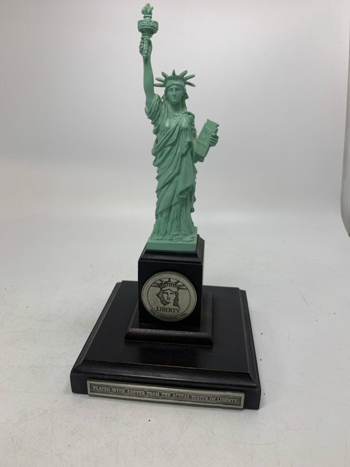 STATUE OF LIBERTY DANBURY MINT 1986 WOOD BASE.