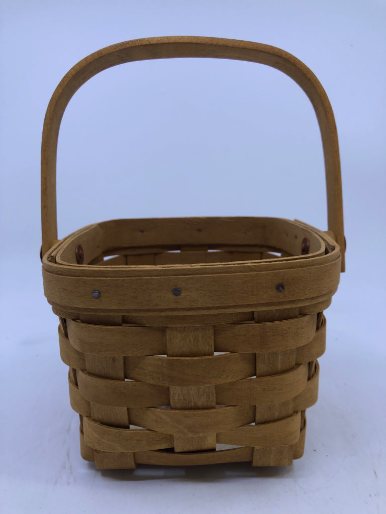 2004 SMALL ROUNDED SQUARE BASKET WITH HANDLE.