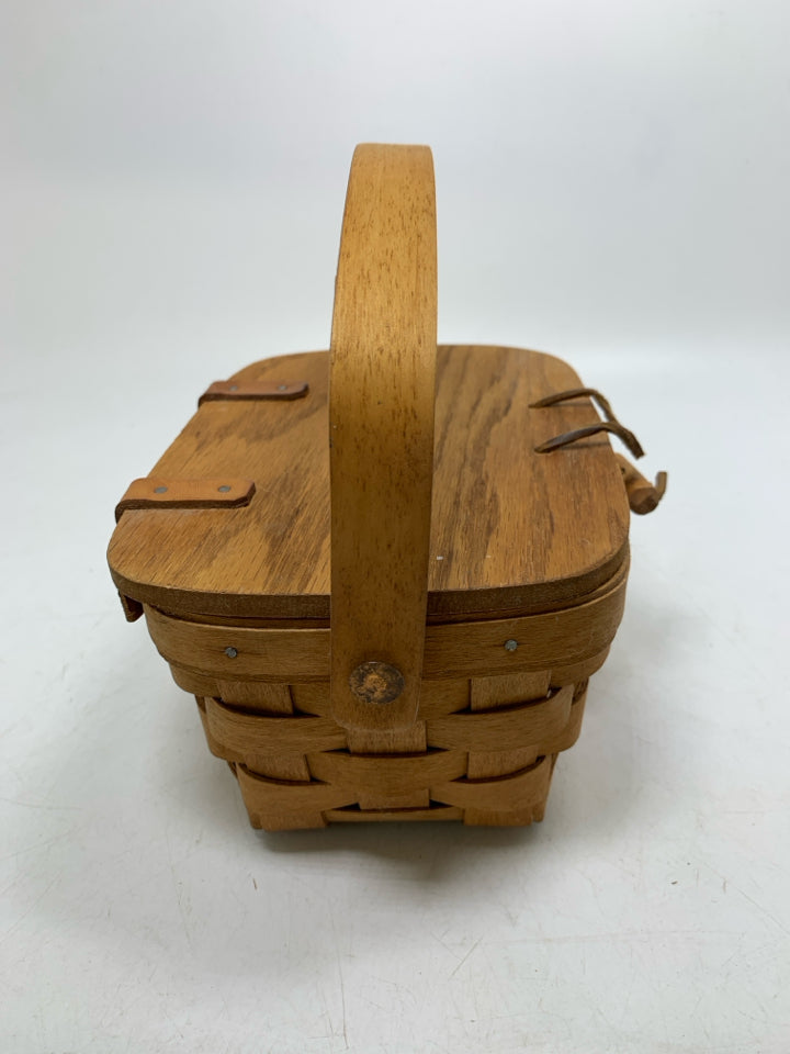 WOVEN SMALL BASKET W/ LID & HANDLE.