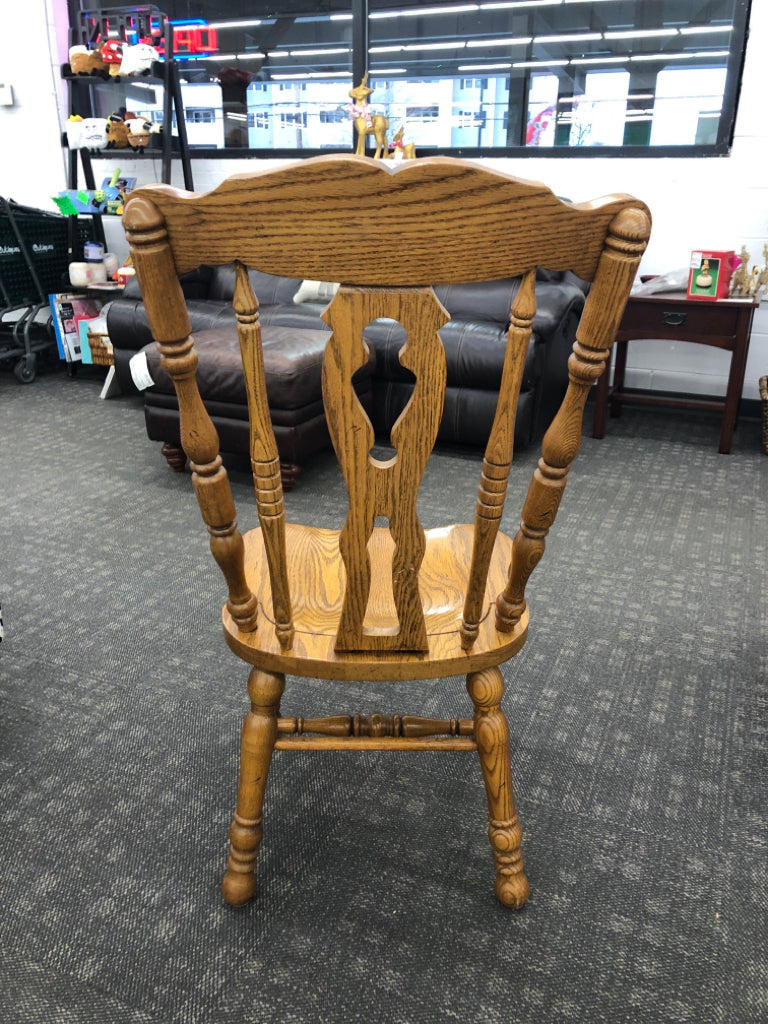 LARGE COCHRANE WOOD TABLE W/ 8 CHAIRS+ 2 EXTRA LEAVES.