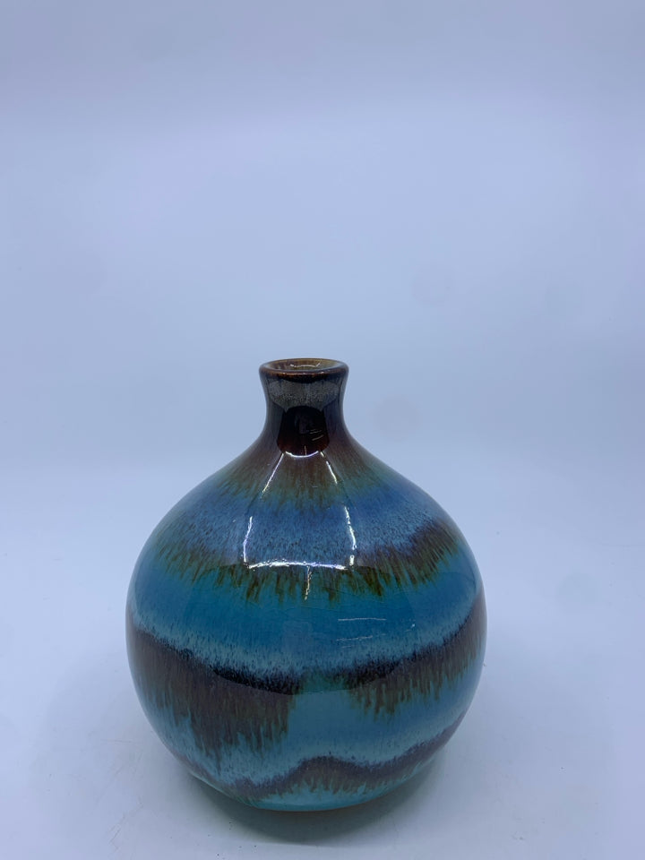 CERAMIC BLUE/BROWN STRIPED VASE.