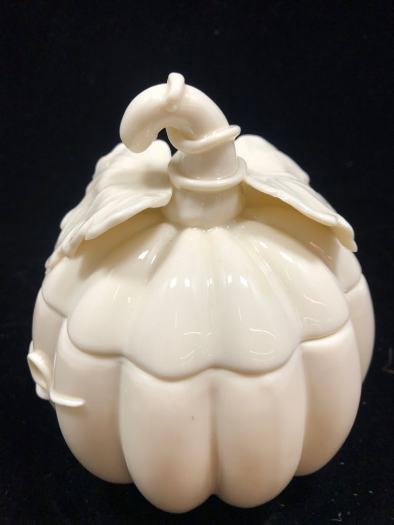 PORCELAIN PUMPKIN JAR W/EMBOSSED LEAVES.