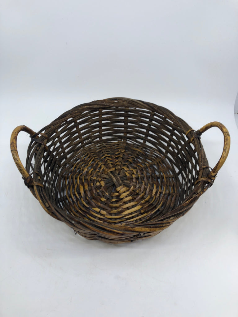 ROUND WICKER BASKET W/HANDLES.