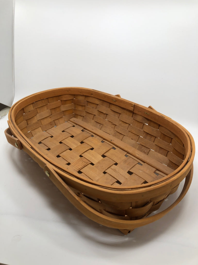 WOVEN BASKET TRAY W/HANDLES.