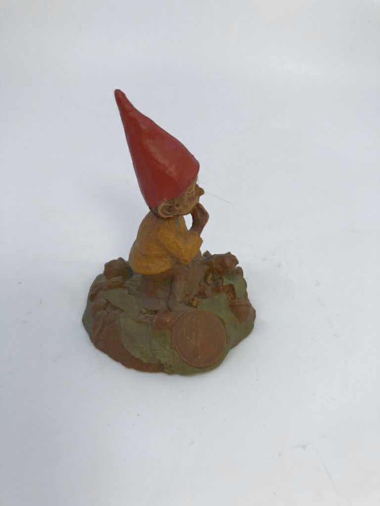 VTG TOM CLARK "EDDIE" CLAY GNOME ON TURTLE FIGURINE.