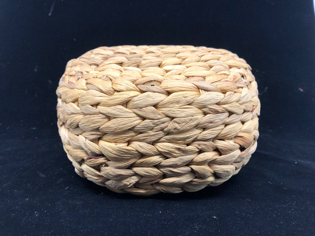 SMALL BLONDE WOVEN BASKET W ROUND HANDLES.