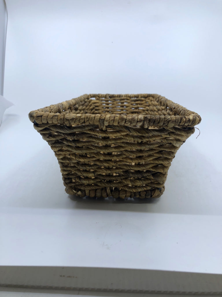 RECTANGLE WOVEN BASKET W/ FLARED EDGES.