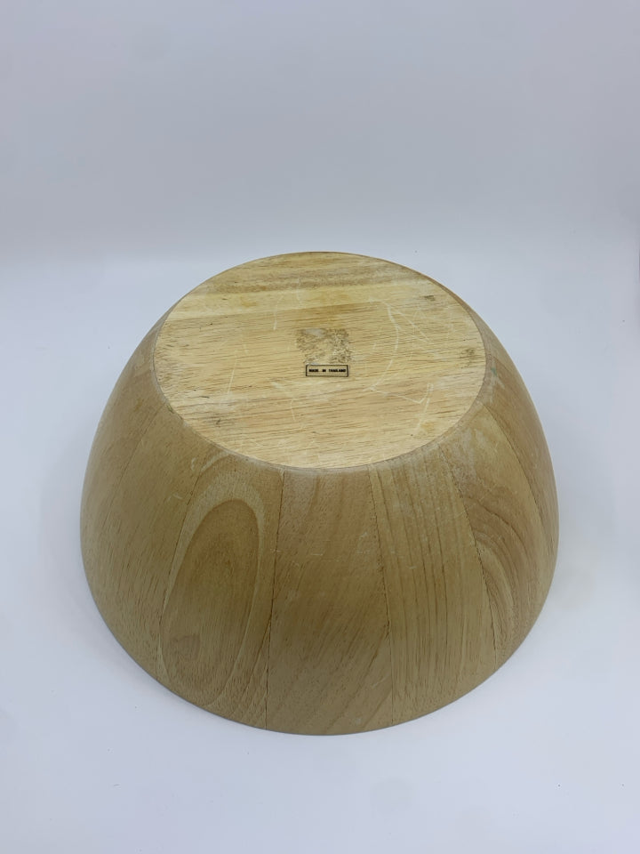 LARGE BLONDE WOOD SALAD SERVING BOWL.