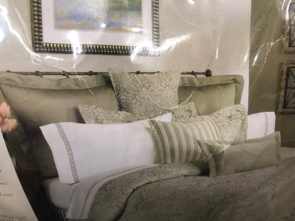 3PC DECORATIVE PILLOW SET IN BAG.