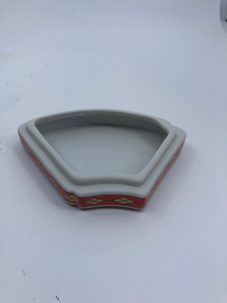 SMALL CORNER ASIAN STYLE TRINKET BOX.