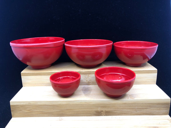 RED 5 NESTING MEASURING BOWLS.