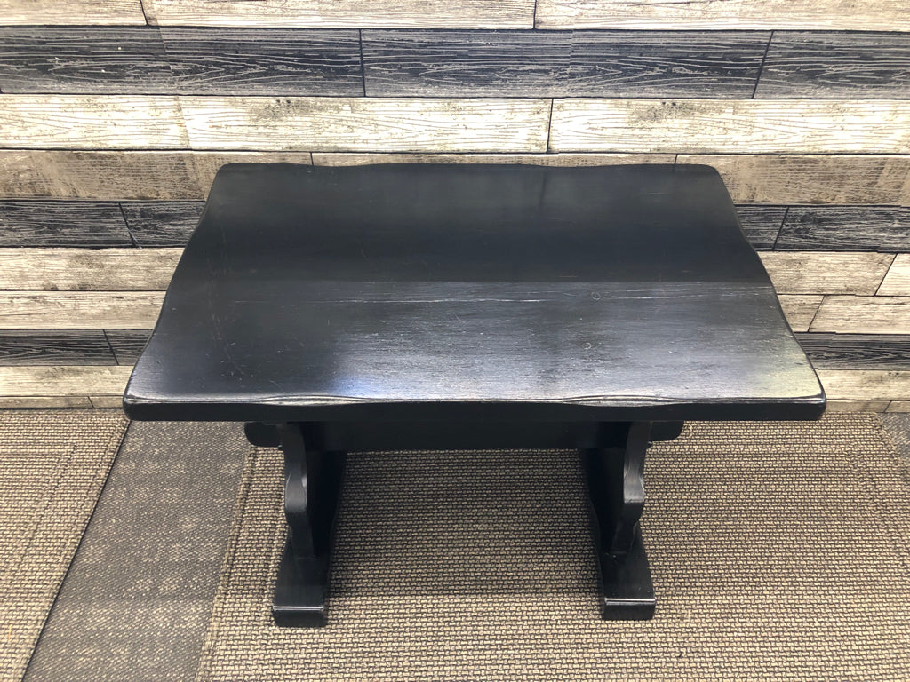 BLACK LIGHTWEIGHT SIDE TABLE.