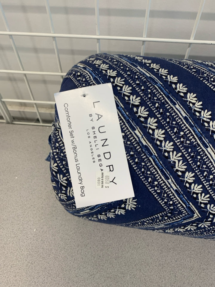 NWT BLUE PATTERNED TWIN/TWIN XL COMFORTER SET W/LAUNDRY BAG.
