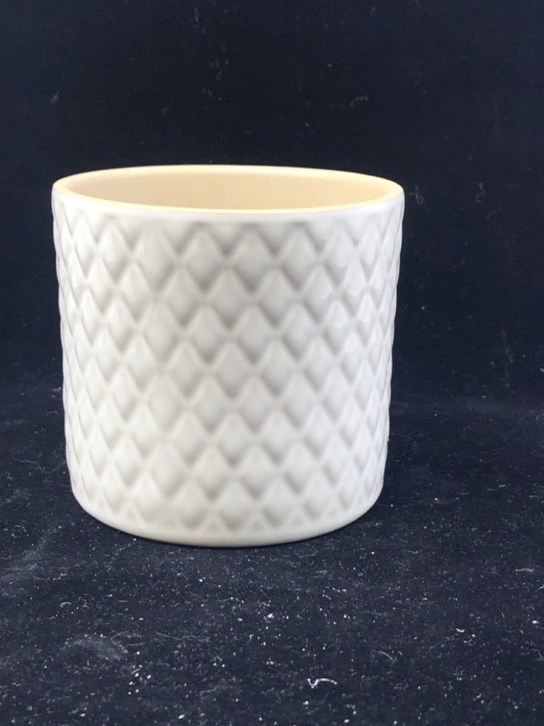 WHITE DIaMOND PATTERN PLANTER.