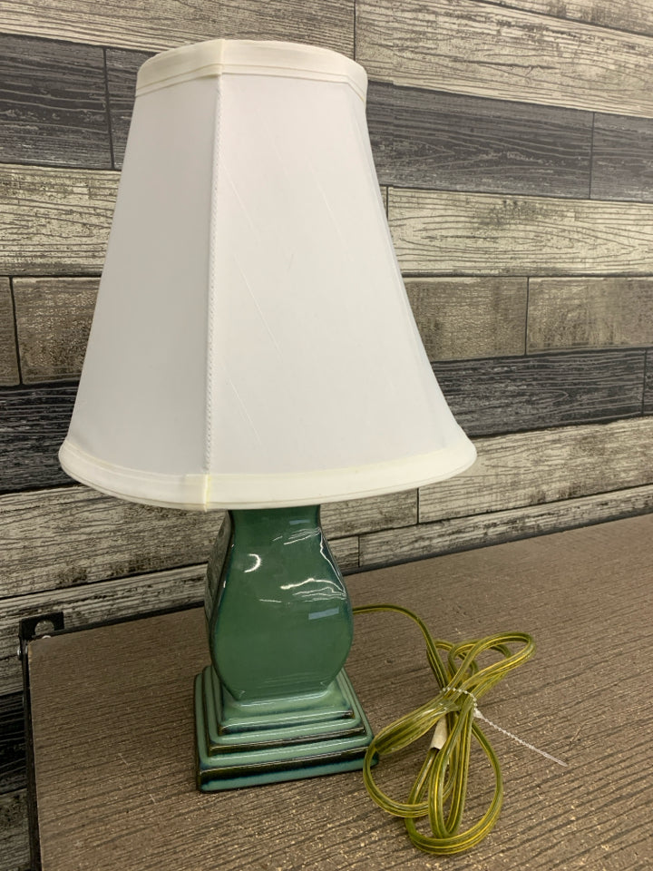 SM TEAL GLAZED LAMP W/WHITE SHADE.