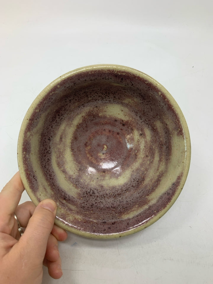 FOOTED TAN/FADED RED PATTERNED POTTERY BOWL.