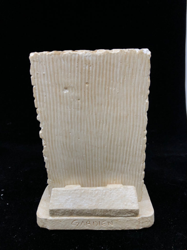 CREAM DOVE PLAQUE FIGURE W/GOLD FLOWERS GARDIEN.