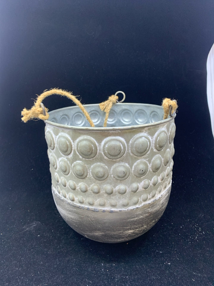 ROUND METAL WHITE WASHED HANGING PLANTER.