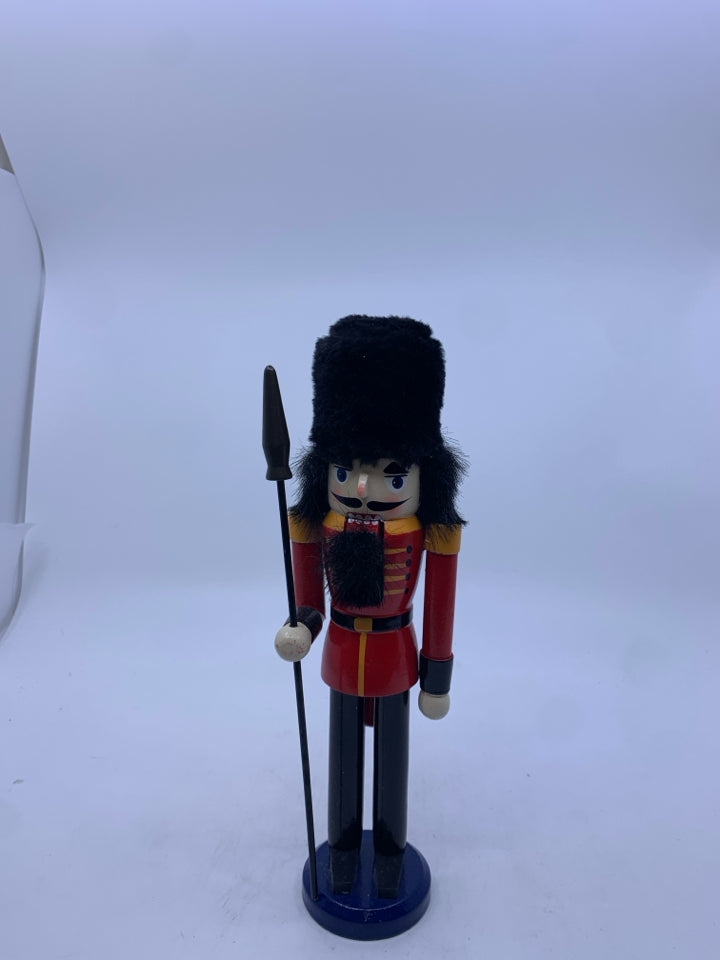 SLIM NUTCRACKER W/ STAKE+BLACK HAT.