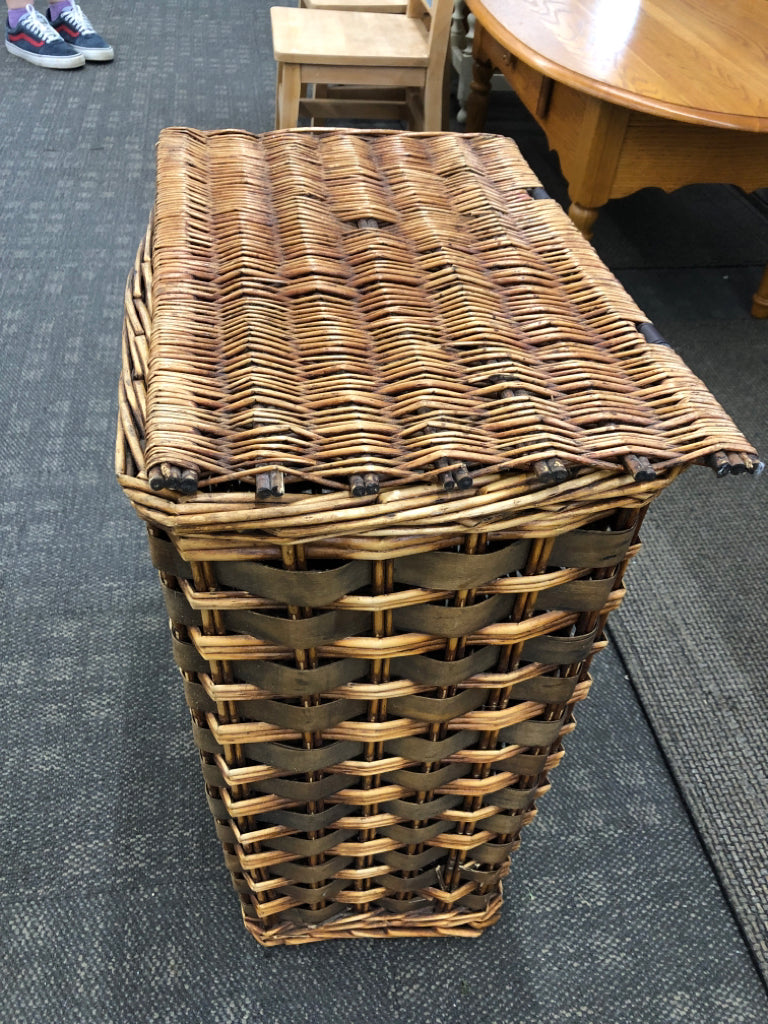 BROWN WOVEN WICKER LAUNDRY BASKET W/LID.