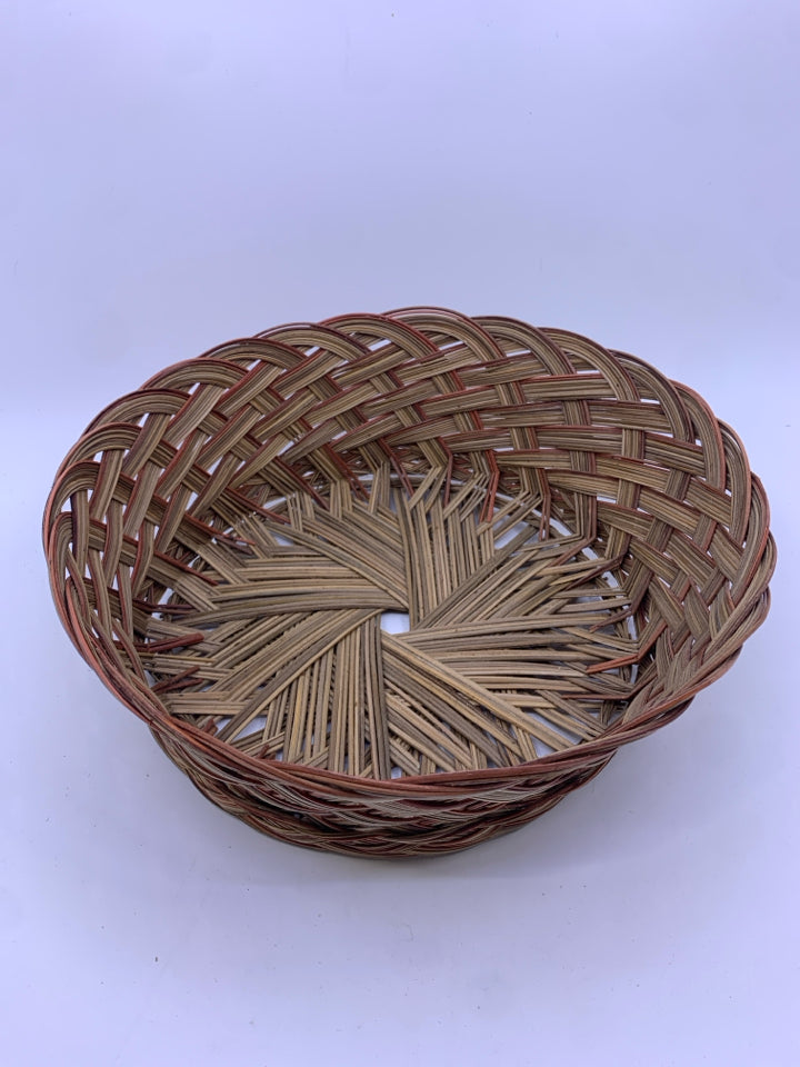 ROUND MULTI-TONED BASKET W SCALLOP EDGES.