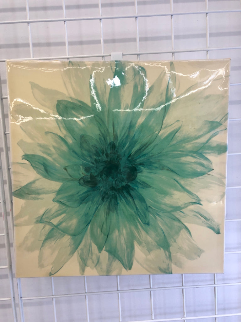 GLOSSED CANVAS W/GREEN FLOWER.