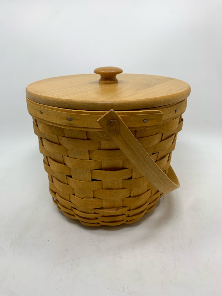 1999 ROUND BASKET W/ PLASTIC INSERT AND WOOD COVER AND HANDLE.