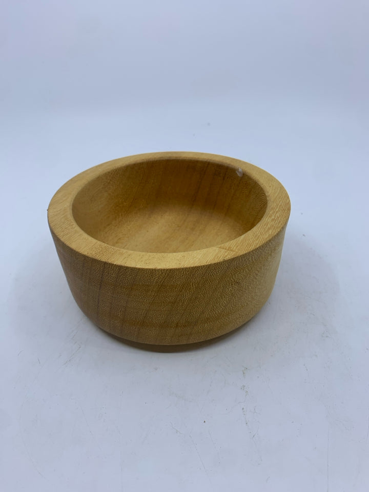 SMALL BLONDE WOOD BOWL.