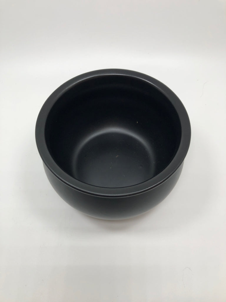 BLACK CERAMIC CALDERON.