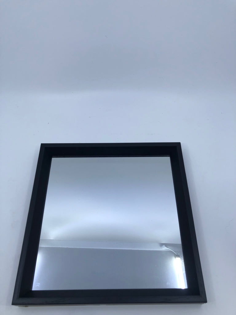 BLACK SQUARE MIRROR.