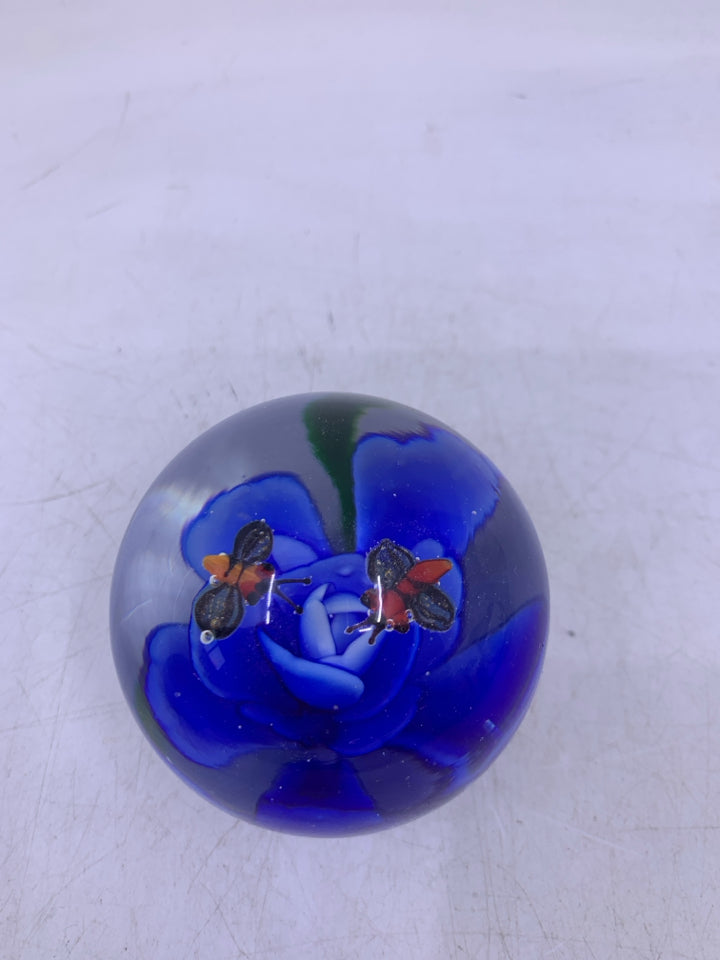 BLOWN GLASS SPHERE W/ BLUE FLOWER BEES FLYING ABOVE IT.