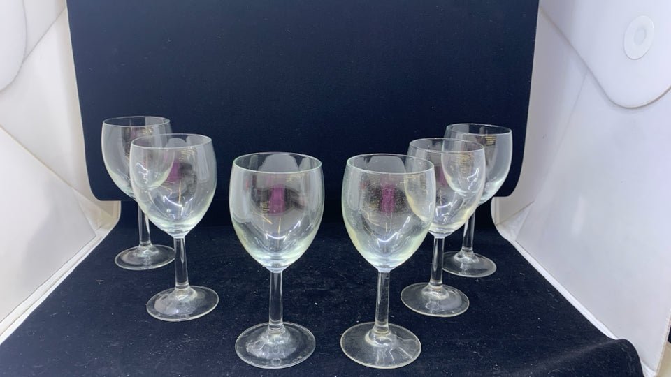 6 CLEAR GLASS WINE GLASSES.