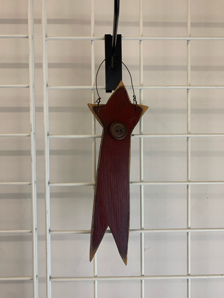 PRIMITIVE RED STAR BUTTON WALL-HANGING.