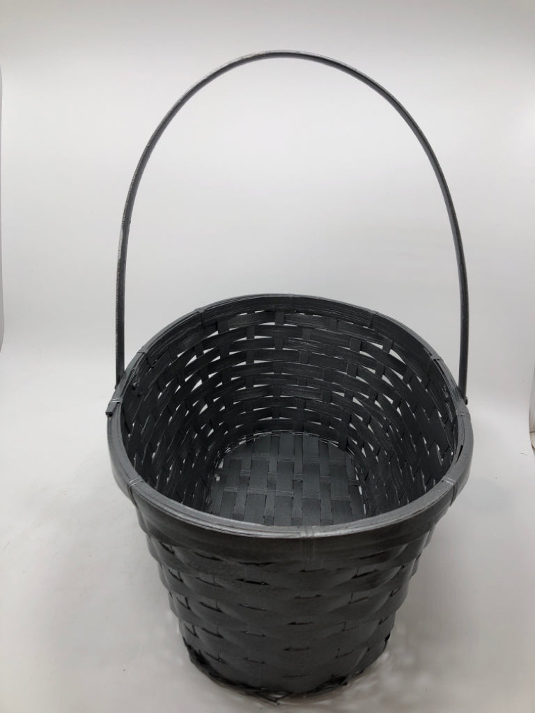 SILVER WICKER BASKET W/HANDLE.