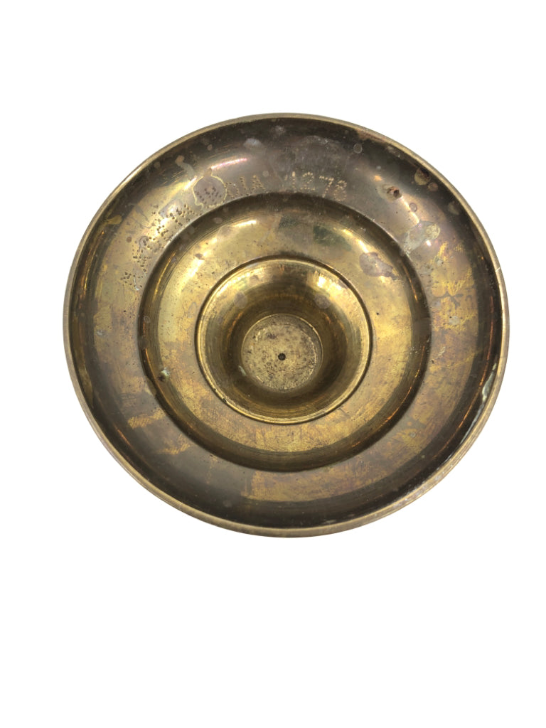 BRASS METAL VASE SCROLL DESIGN.