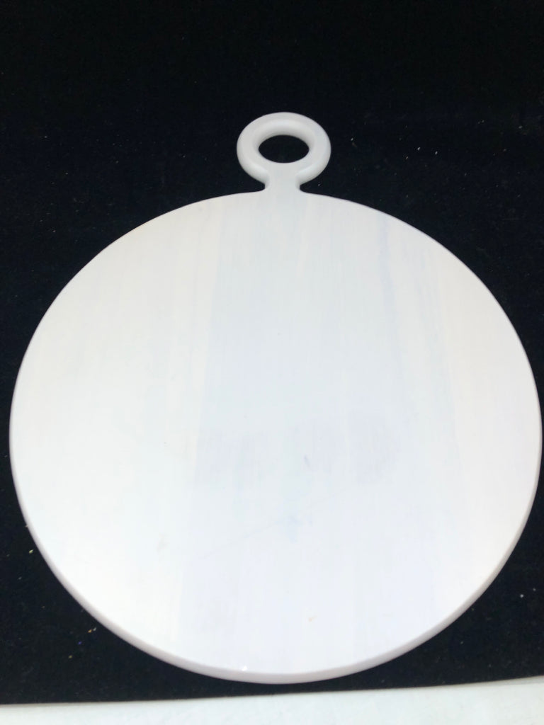 ROUND WHITE BAMBOO CHEESE BOARD WITH HANDLE.