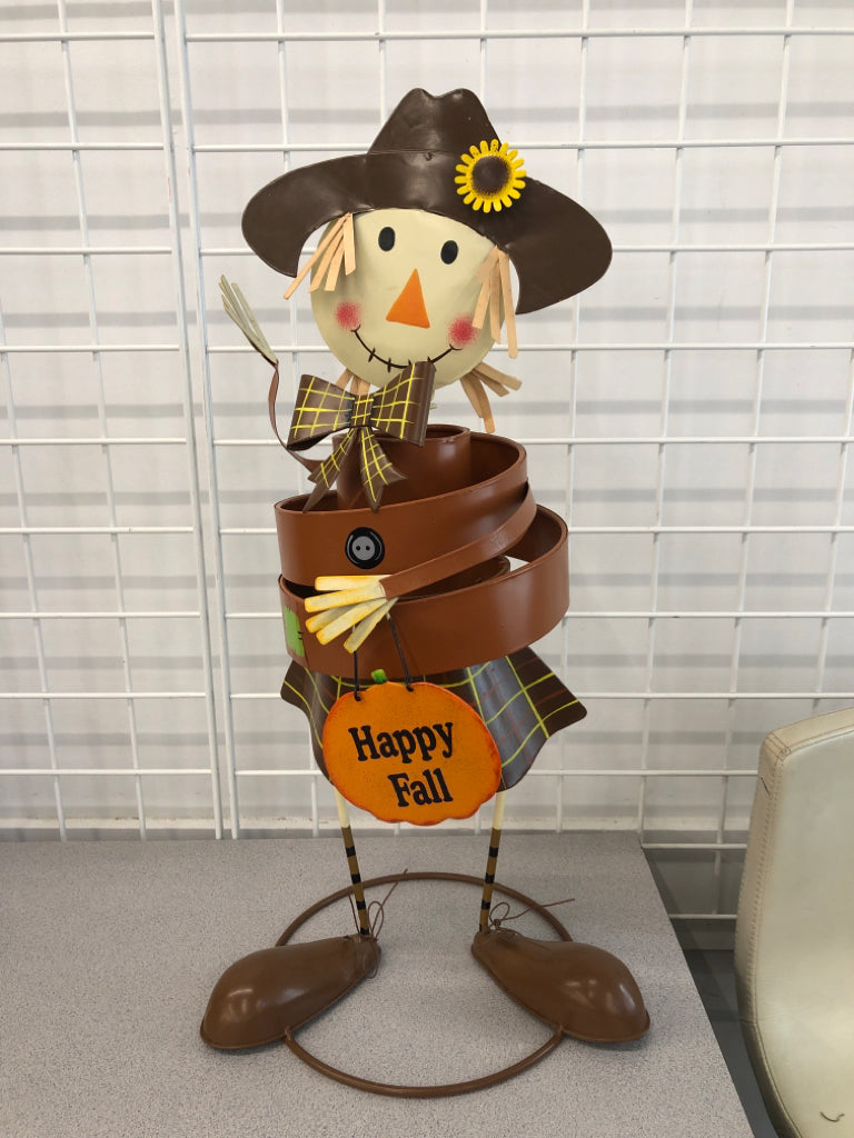 WIGGLING METAL SCARECROW "HAPPY FALL".