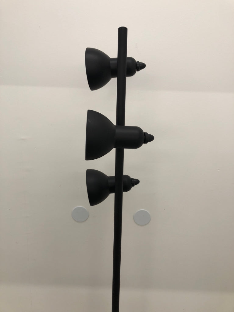 BLACK FLOOR LAMP W ADJUSTABLE LAMP HEADS.