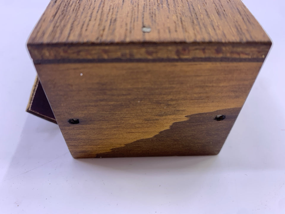 VTG PRIMITIVE WOOD CANDLE BOX W ATTACHED FLINT.