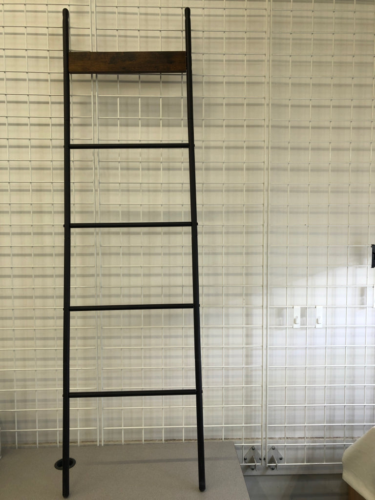 MATTE BLACK LEANING BLANKET LADDER W/TOP SHELF.