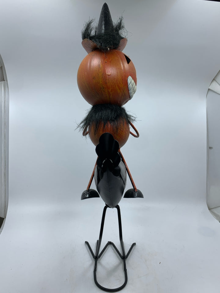 METAL PUMPKIN RIDING CROW DECOR.